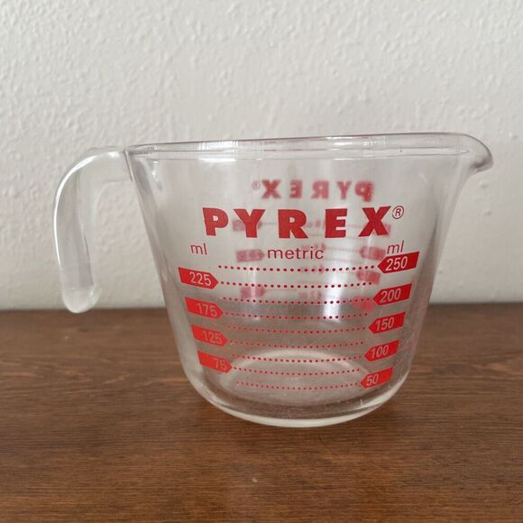 Vintage Pyrex 1 Cup Glass Measuring Cup Red Lettering Open Handle USA - Picture 2 of 7